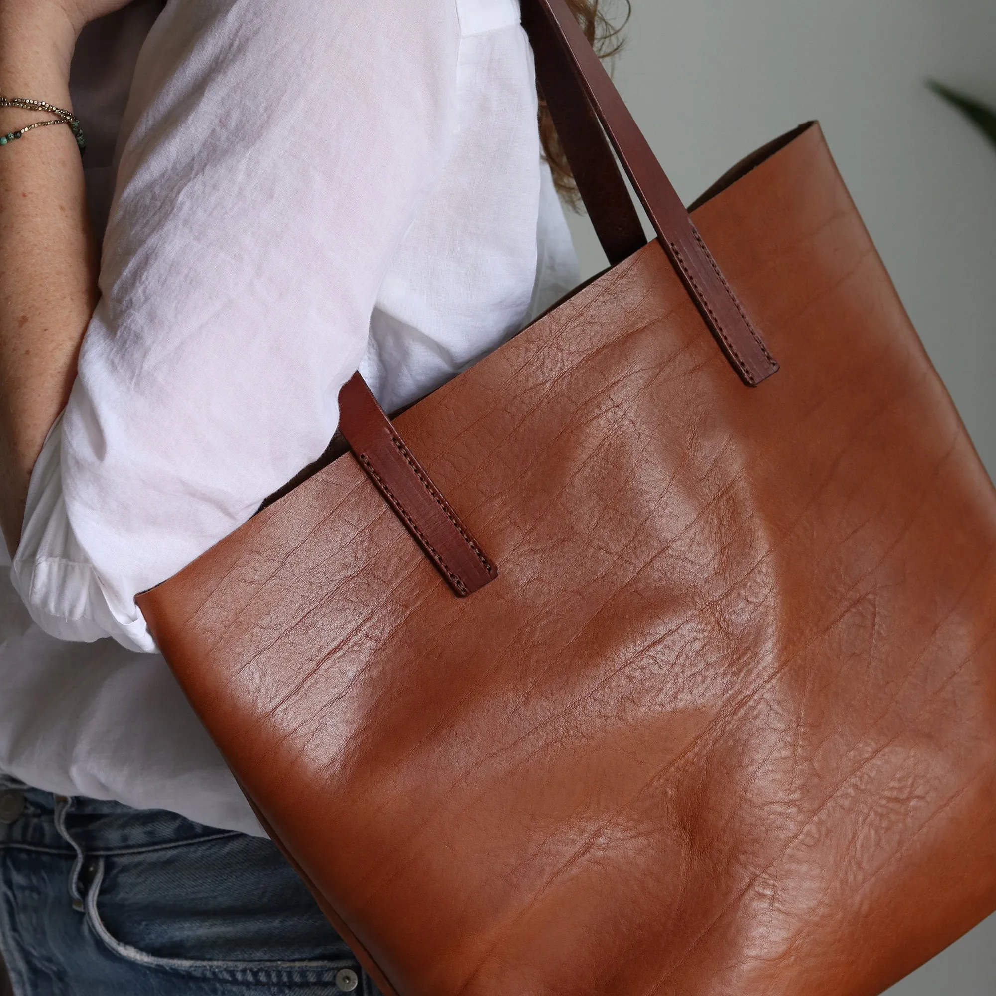 Minimalist Leather Tote - Luxe Brown