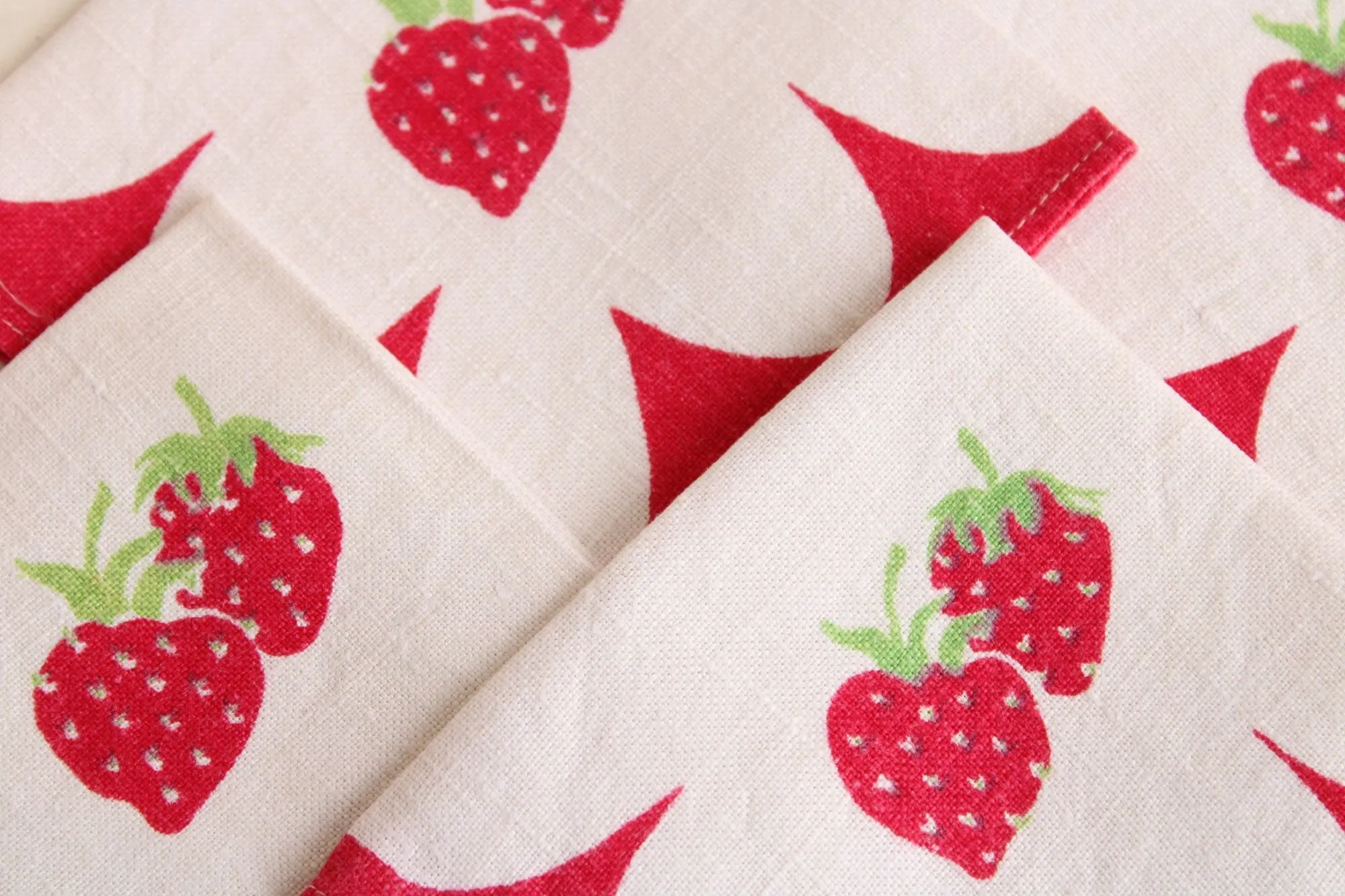 Vintage 1960s 1970s Set of Four Strawberry Print Linen Napkins